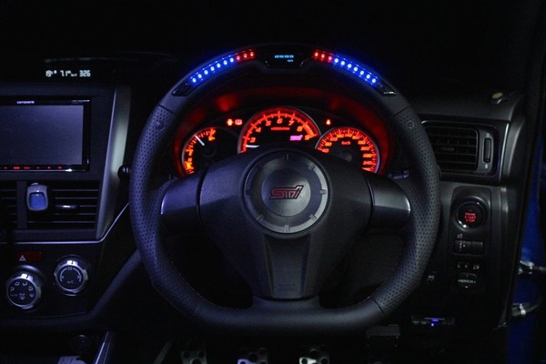ダムド パフォーマンスステアリングホイール、インプレッサ WRX STI GV/GR系に対応…LEDで車両情報を表示