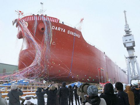巨大貨物船、雪舞う海へ　函館どつくで今年最後の進水式　１２０人見守る