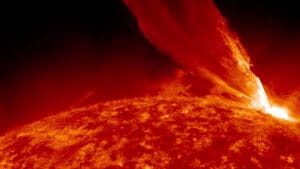 太陽から吹き出す巨大な「紅炎」