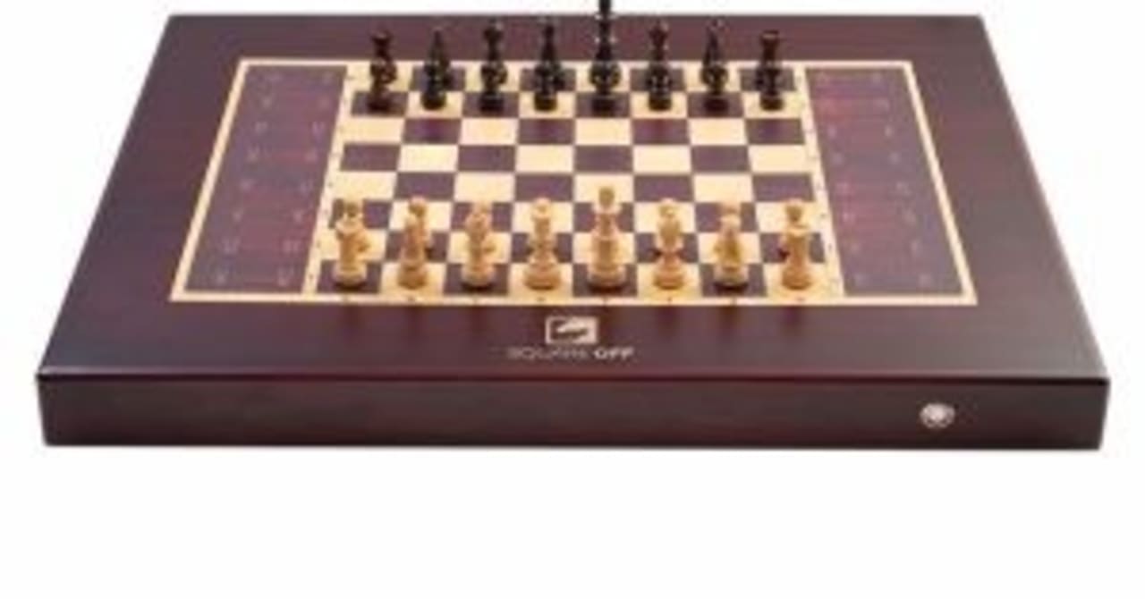 世界中のプレイヤーと対局可能、駒が自動で動くチェス盤「Square Off」発売