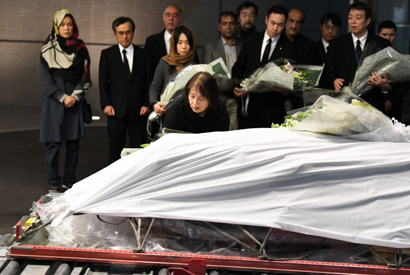 中村哲さん、無言の帰国　妻、長女らがひつぎに花束　葬儀は11日、福岡市で