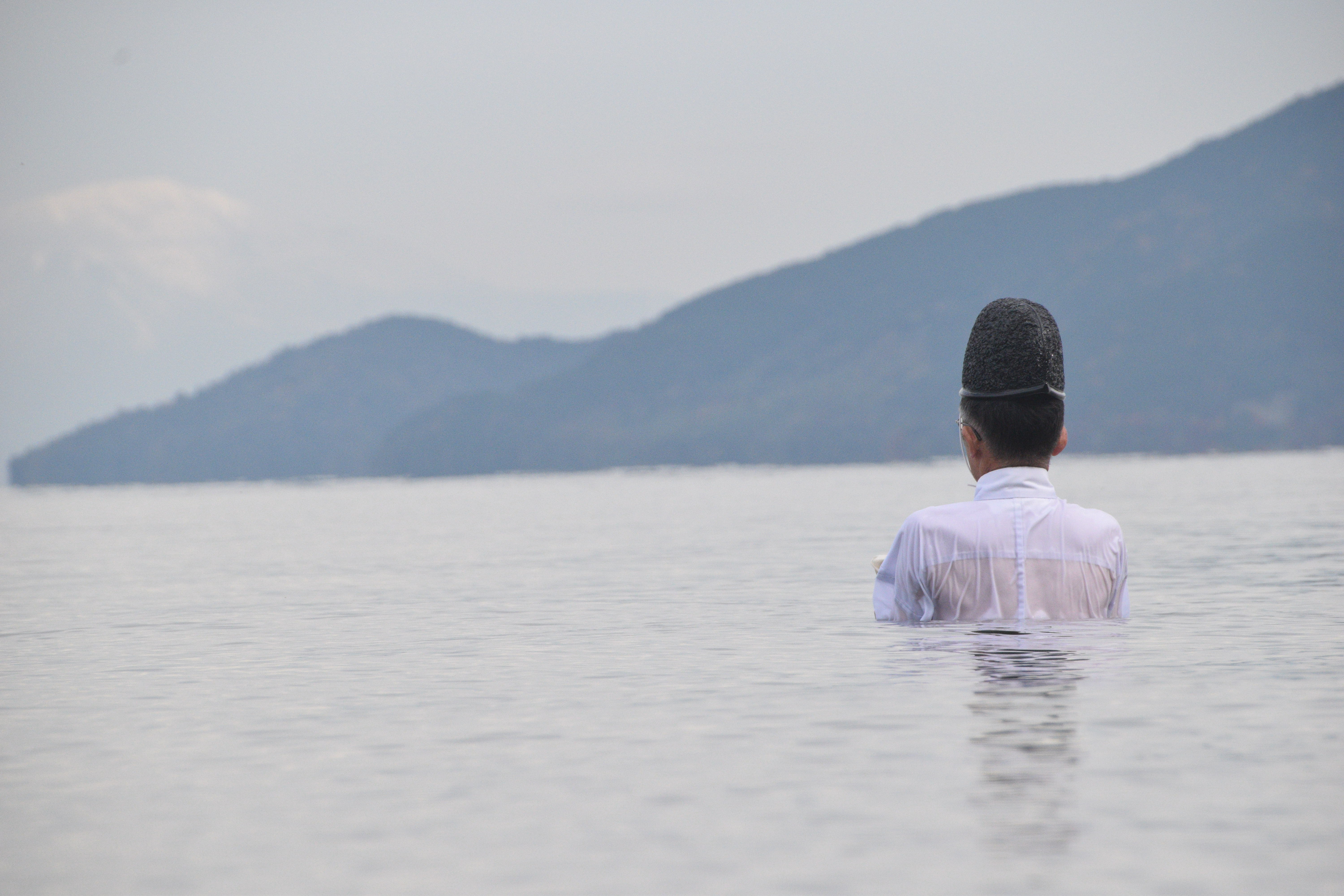 厳寒の湖水の中に宮司　マイアミ浜で「八ケ崎神事」