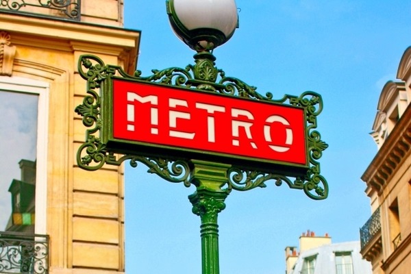 地下鉄・電車でパリを行くと…何がみつかる？