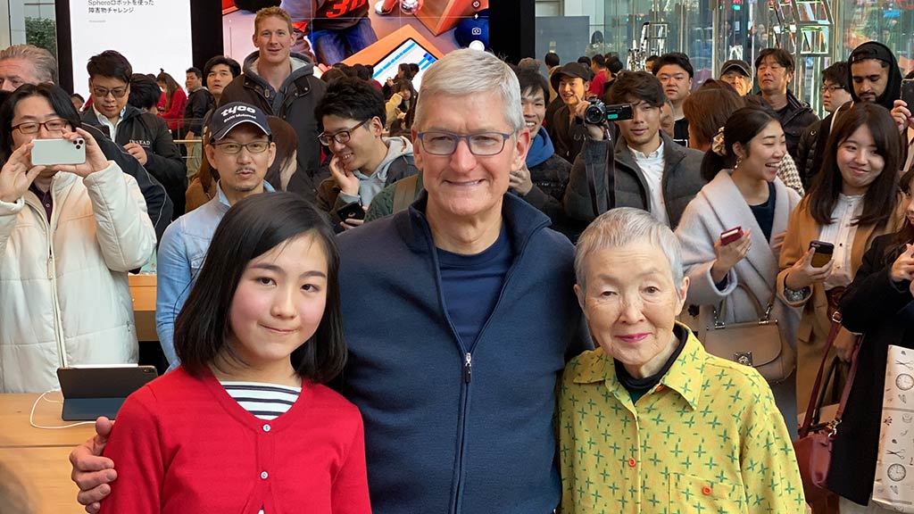 Apple 表参道にティム・クックCEO現る。84歳のアプリ開発者、若宮正子さんと久しぶりの再会