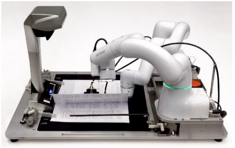 ロボットが契約書をめくって自動で押印　手作業の負担を軽減　デンソーと日立が開発