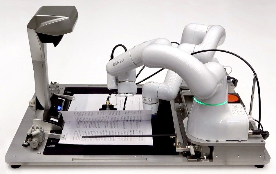 「書面に捺印」など自動化するロボット、デンソーウェーブら3社が開発