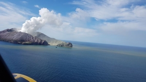 ＮＺホワイト島、さらなる噴火のリスク高まる　行方不明者は9名 - ロイター