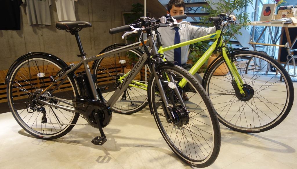 “五輪渋滞で特需”狙う？　電動アシスト自転車、ブリヂストンが通勤用クロスバイク型発表