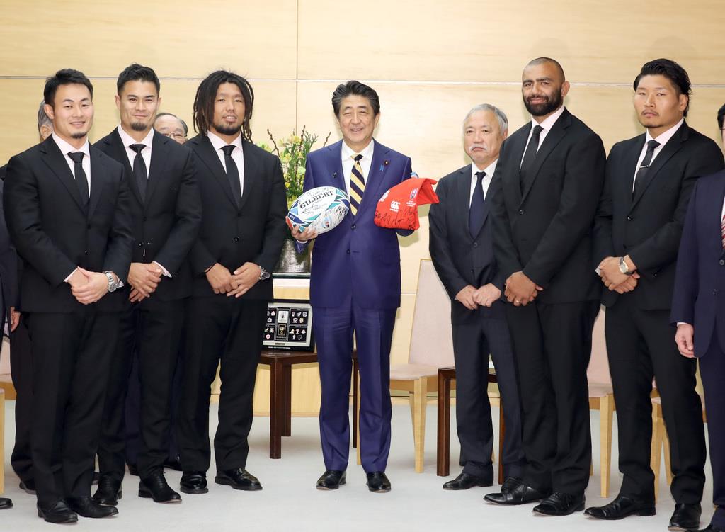ラグビー日本代表リーチ選手ら、首相表敬