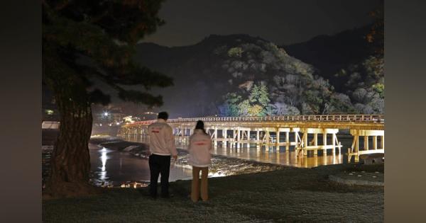 渡月橋や竹林、暗闇に浮かぶ　京都・嵐山花灯路