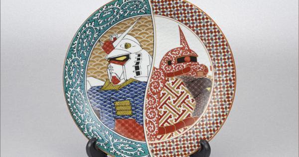 ガンダムとシャア専用ザクを九谷焼の皿に　「ど真ん中世代」職人が描く　越前漆器のボトルも