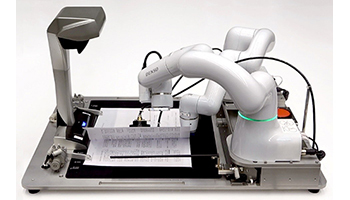 自動で書類に捺印するロボット、デンソーウェーブなど3社が開発