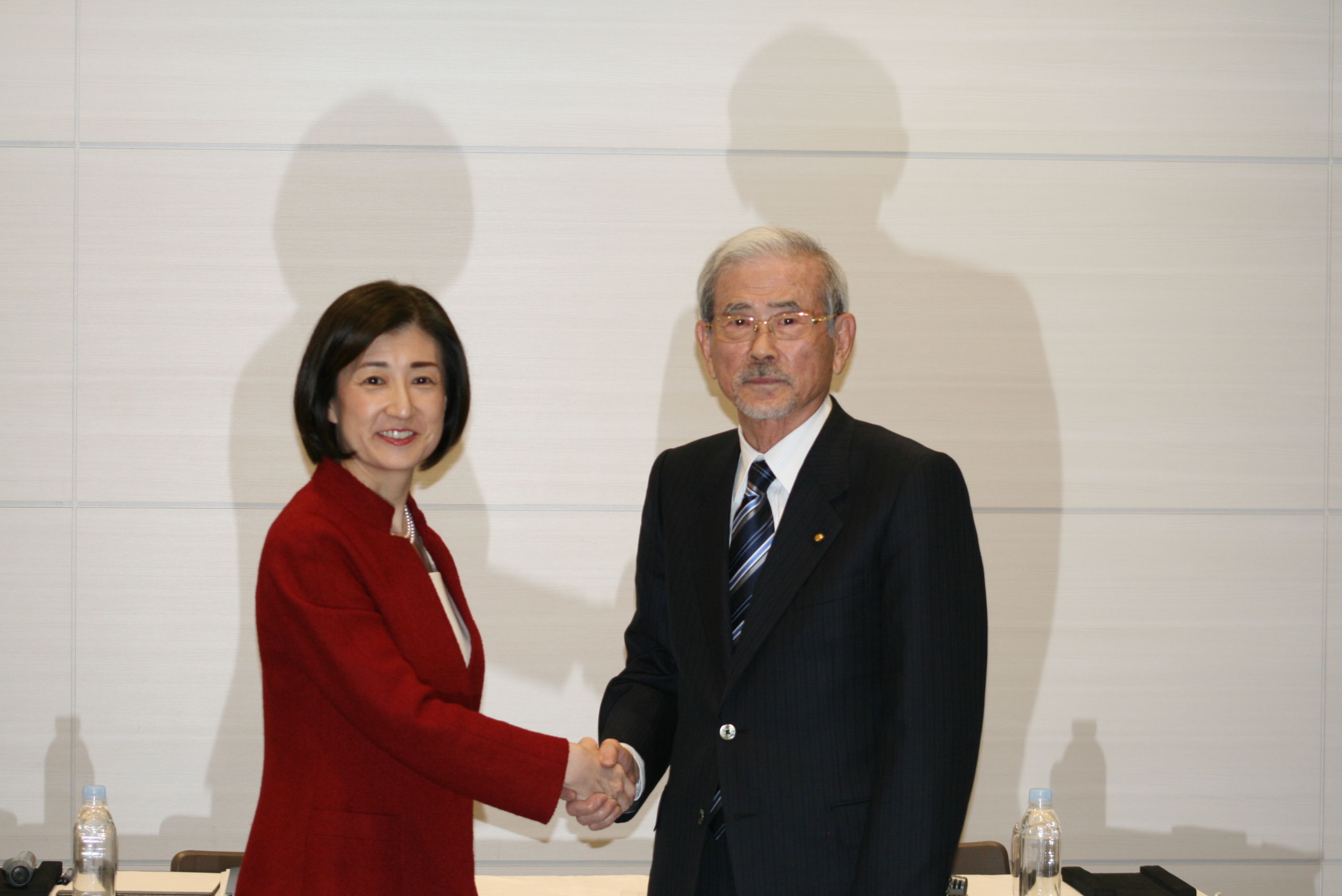 大塚家具のヤマダ傘下入りは 大塚家 の高等戦略か アマゾン エフェクトを前に家電量販の雄と手を握った家具や姫