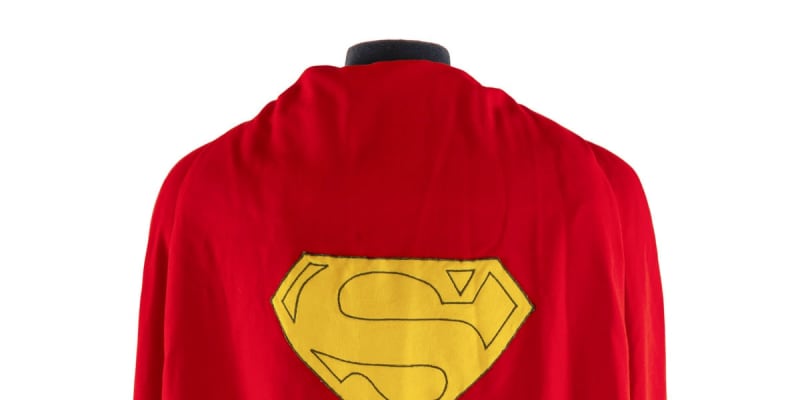 「スーパーマン」のマント落札　リーブさん着用の衣装に2千万円