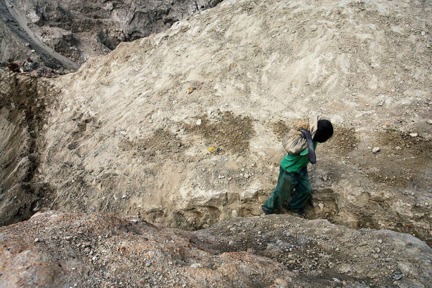 人権団体がアップルらを提訴、コンゴの鉱山で「児童労働」