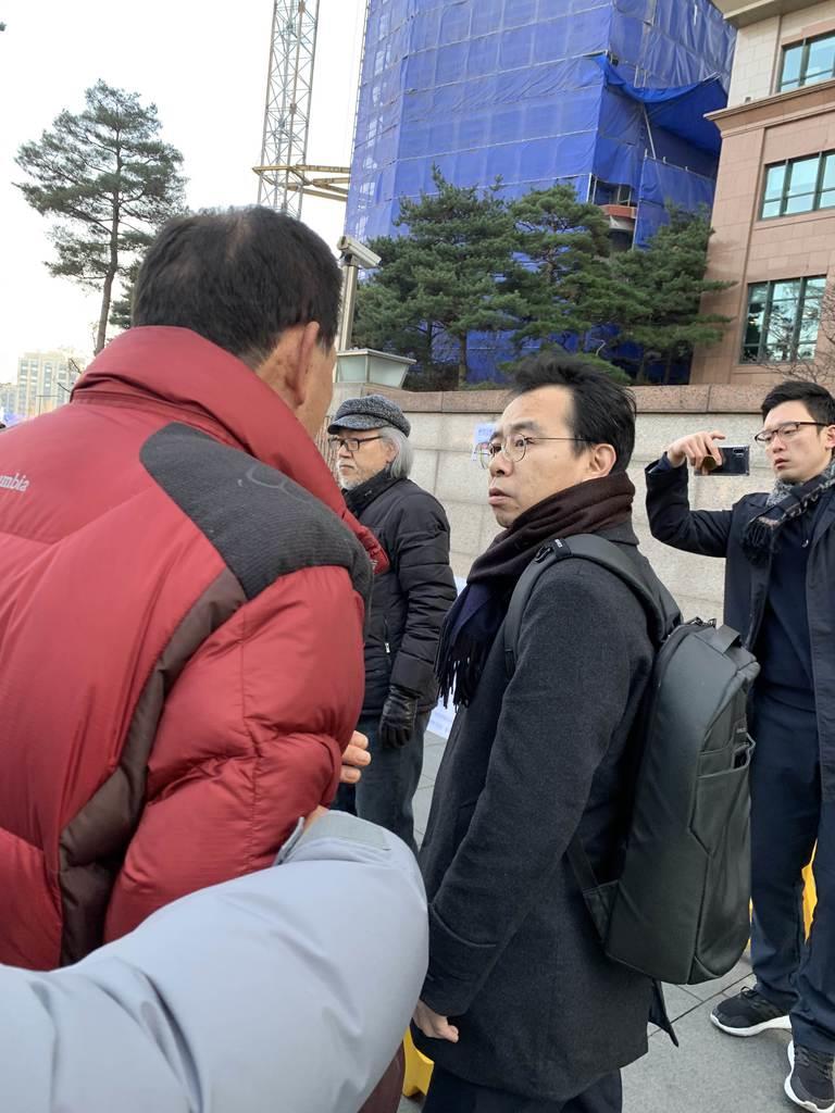 「反日種族主義」の共同著者、ソウルで襲われる