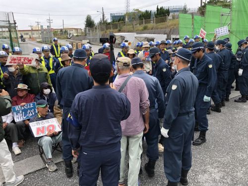 新基地建設で集中抗議　市民ら資材搬入に座り込み　辺野古のシュワブゲート前