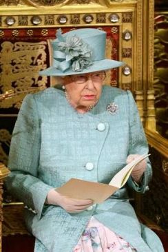 英女王、来月末のＥＵ離脱「最優先」　施政方針読み上げ