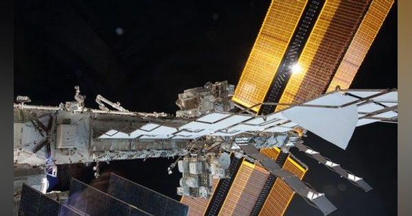 国際宇宙ステーションで船外活動する宇宙飛行士と、青く美しい地球の姿：今週の宇宙ギャラリー
