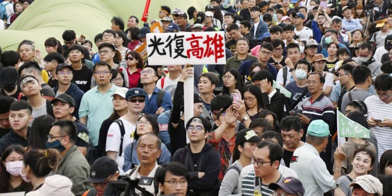 台湾総統選、野党候補に罷免デモ　南部高雄市、「無能市長辞めろ」