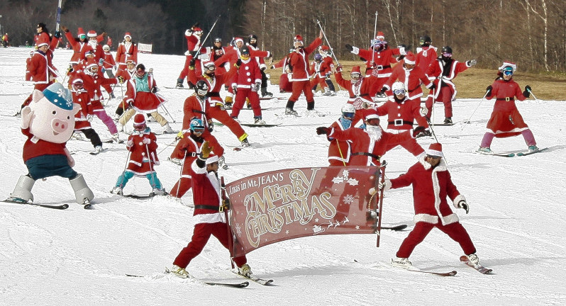 ゲレンデを赤く…サンタが一斉滑走　栃木・那須のスキー場