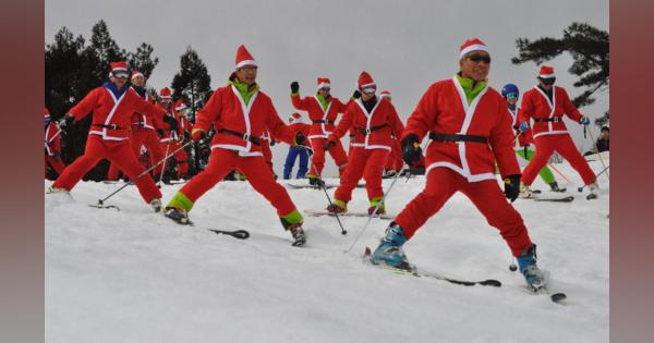 ゲレンデに真っ赤なサンタ30人　スキーやスノボでスイスイ滑降　滋賀・高島