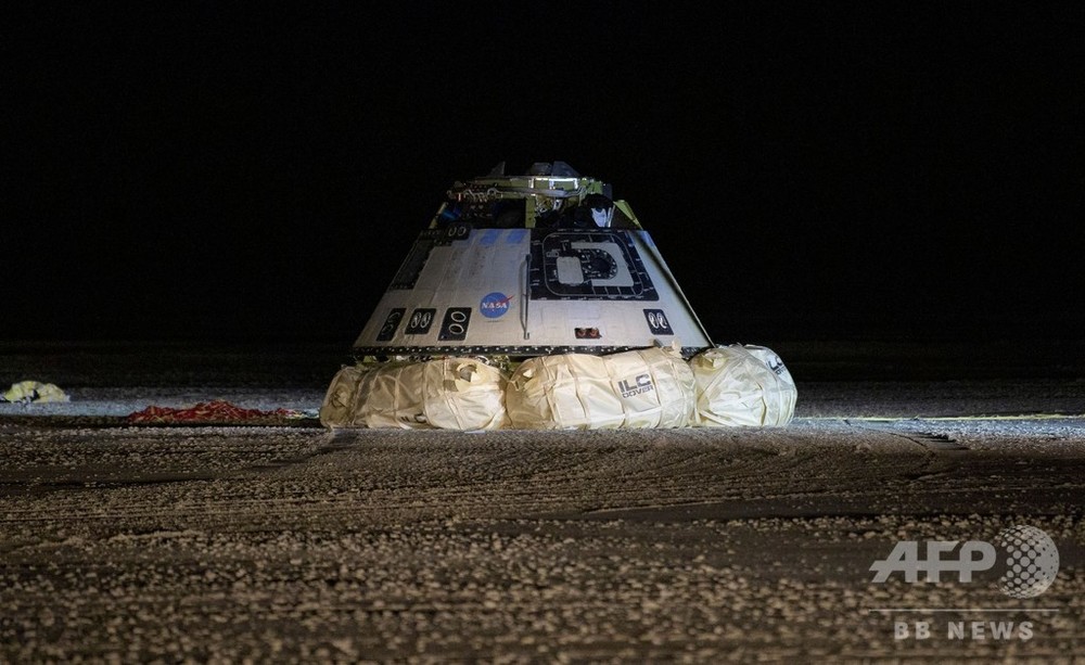 ボーイング宇宙船、不具合のため地球帰還 米砂漠に着陸