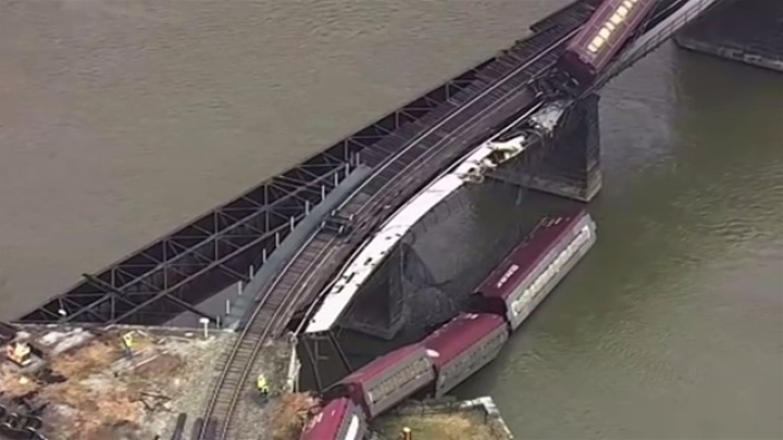 米ウエストバージニア州で列車脱線、橋から川に転落