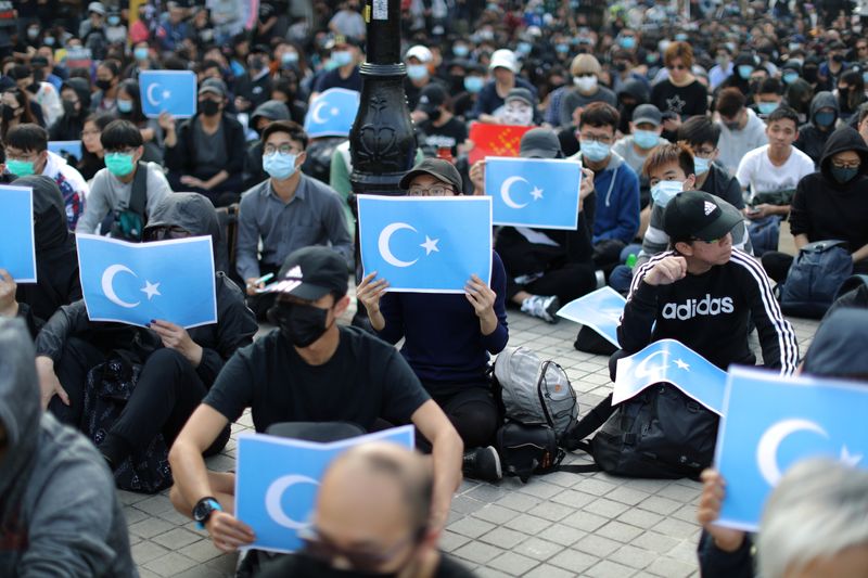香港でウイグル支持の集会、警察が催涙スプレーで排除
