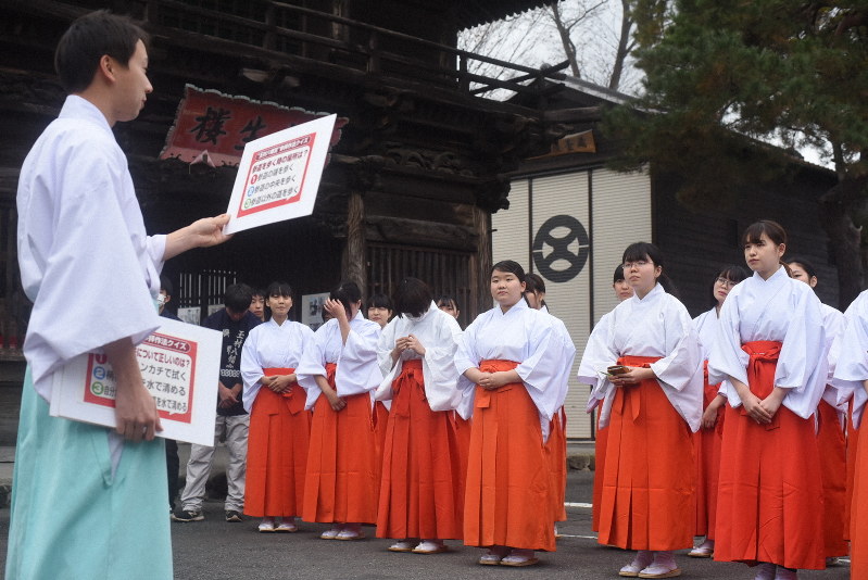 大学生ら巫女の作法学ぶ　群馬・玉村八幡宮で新春準備