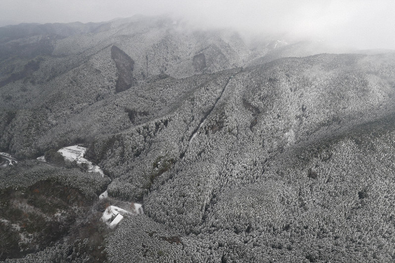 金剛山が初冠雪、山頂は真っ白に　大阪・奈良の府県境