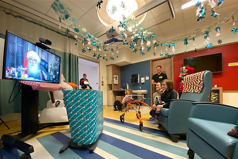 小児病院にサンタが仮想訪問　ＮＴＴが遠隔医療で