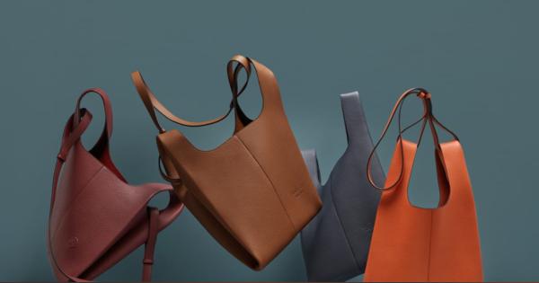 「マルベリー」100％サステナブルな素材を使ったトートバッグをデザイン、13万円の"ビニール袋"を発売