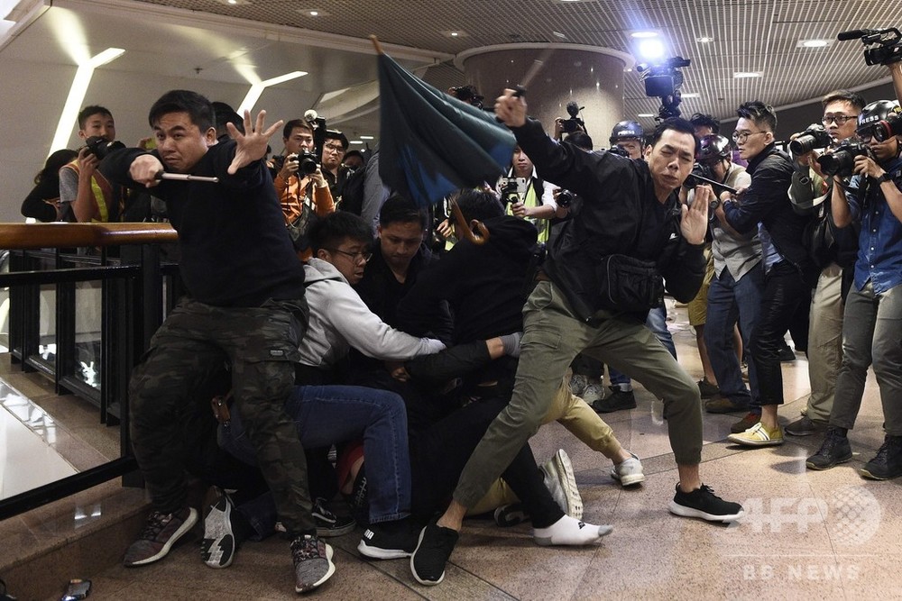 香港でクリスマスイブに衝突 警察がデモ隊に催涙弾