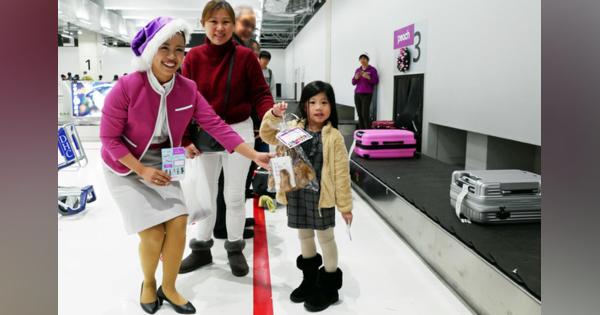 搭乗した子供にクリスマスプレゼント　ピーチが成田空港でサプライズ