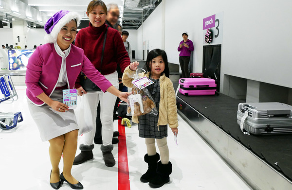 搭乗した子供にクリスマスプレゼント　ピーチが成田空港でサプライズ