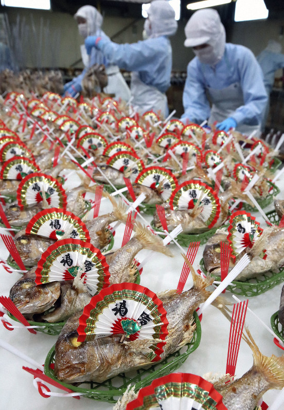 正月の食卓彩る「祝い鯛」　焼き上げ作業がピーク　堺