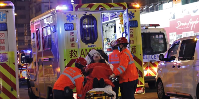 クリスマスも抗議デモ、香港　警察は催涙弾