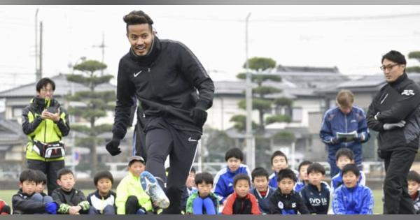 鈴木選手がサッカー教室、群馬　出身地の太田で小学生と交流