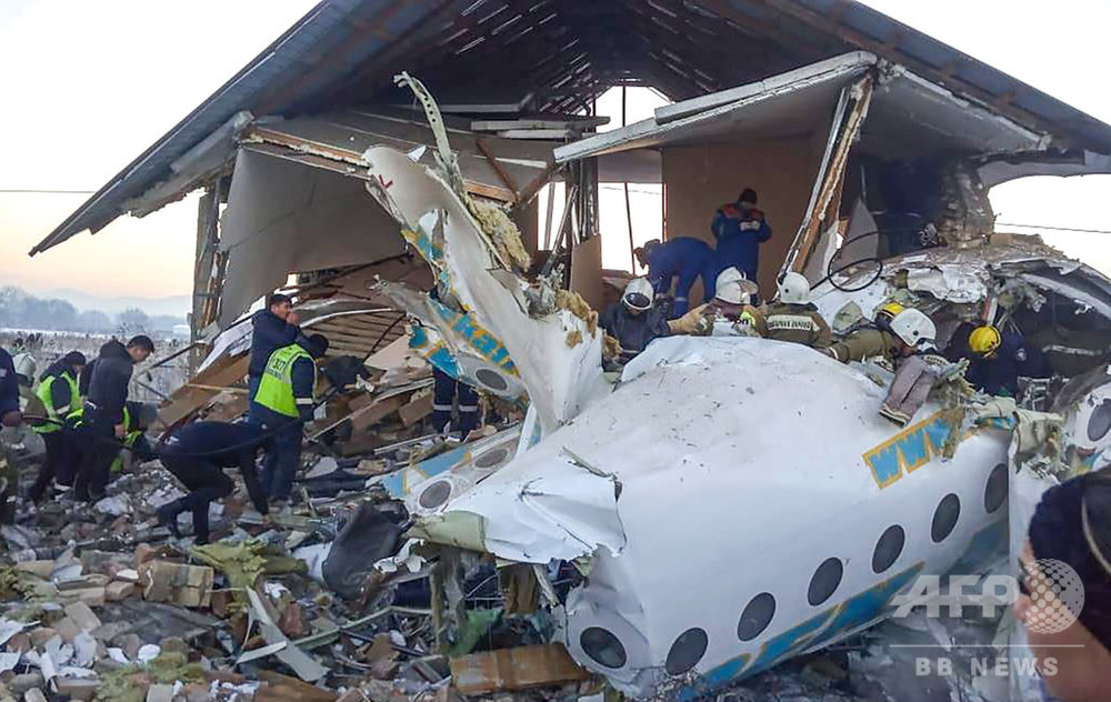 カザフスタンで旅客機墜落、100人搭乗 12人死亡