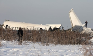 カザフのアルマトイ付近で旅客機が墜落、12人死亡　約100人搭乗 - ロイター