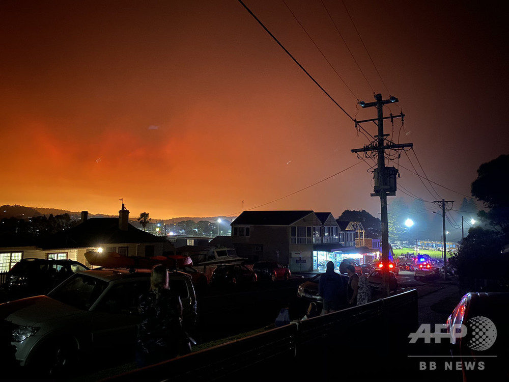 オーストラリア森林火災、沿岸の観光地に4000人 消防が特別救助隊