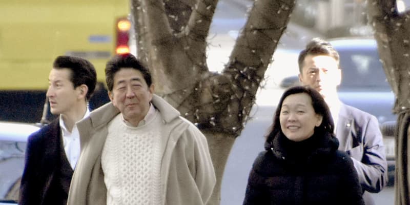 首相、昭恵夫人と散歩　静養先のホテル周辺で