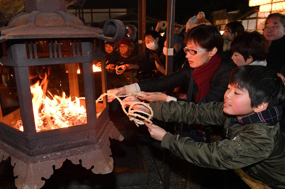 新年の幸せ願う　京都・八坂神社で年越し恒例の「おけら詣り」