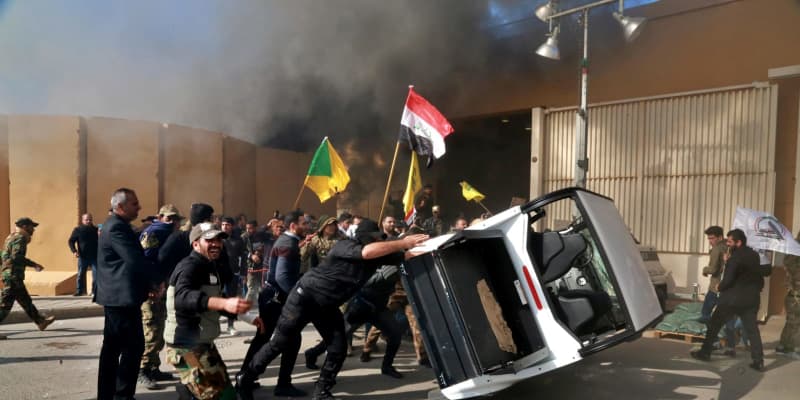 シーア派、イラク米大使館を襲撃　首都バグダッドで、空爆に抗議