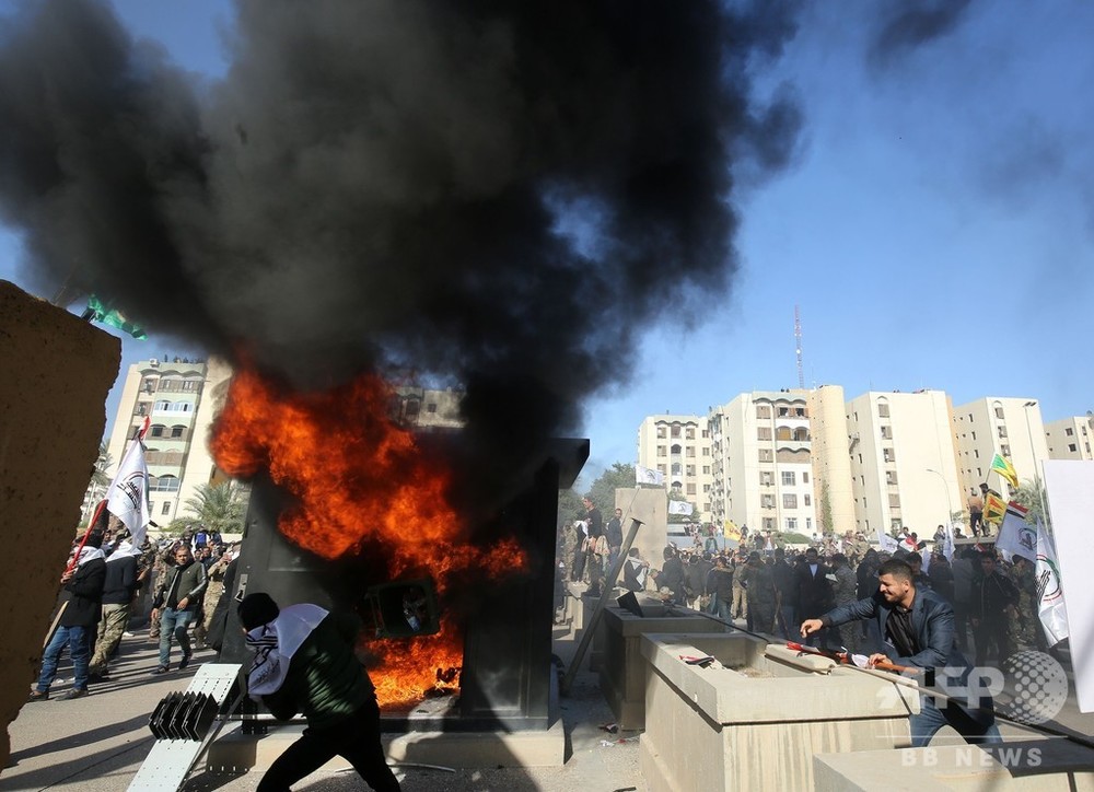 親イラン派デモ隊、米大使館を襲撃 イラク空爆に抗議