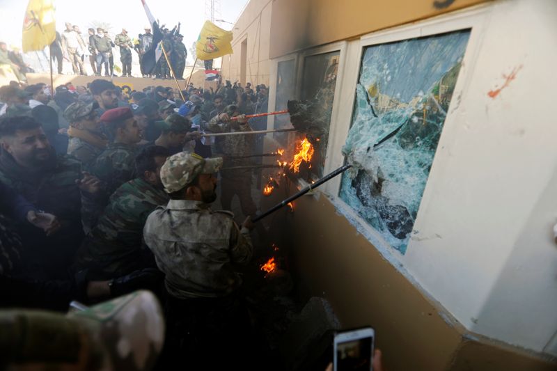 デモ隊がイラク米大使館襲撃、空爆に抗議　米大統領はイラン非難