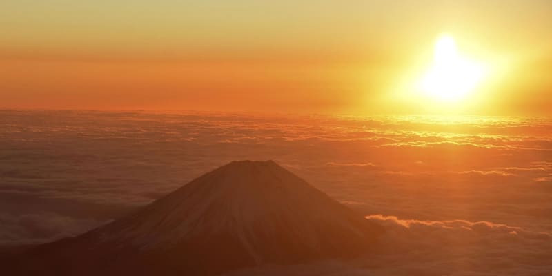 空から初日の出、乗客歓声　富士山と共演