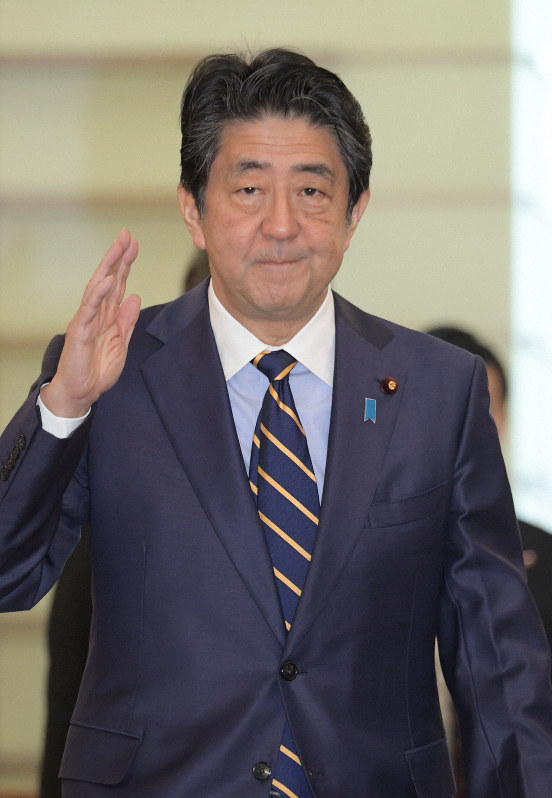 ポスト安倍「岸田氏はバットぶんぶん振っている」　首相、テレビ番組で発言