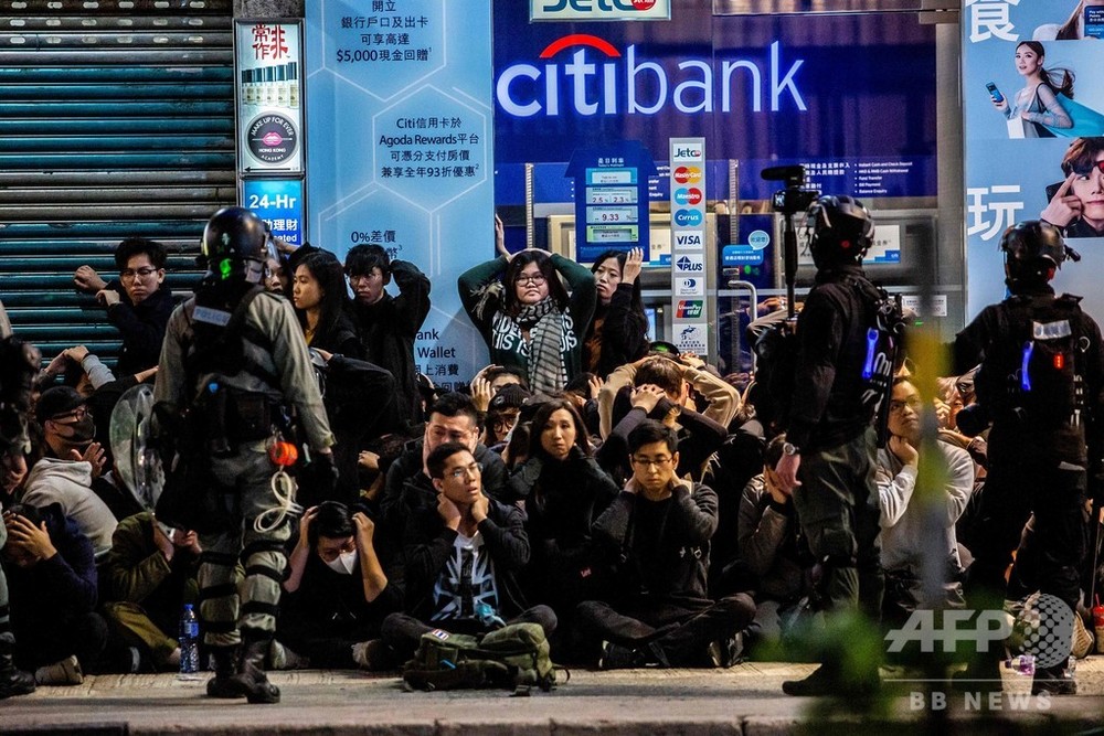 香港で元日に大規模デモ 警察と衝突、多数の逮捕者